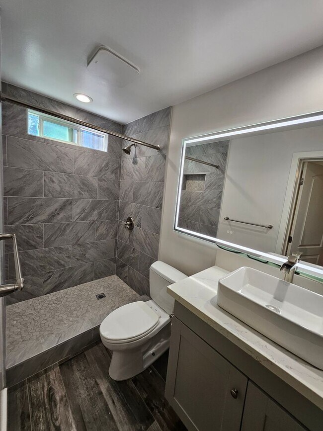 Building Photo - New Listing: Cozy 3-Bedroom, 3-Bathroom Ho...