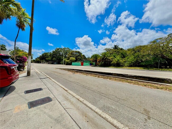 Building Photo - 504 SW 4th Ave