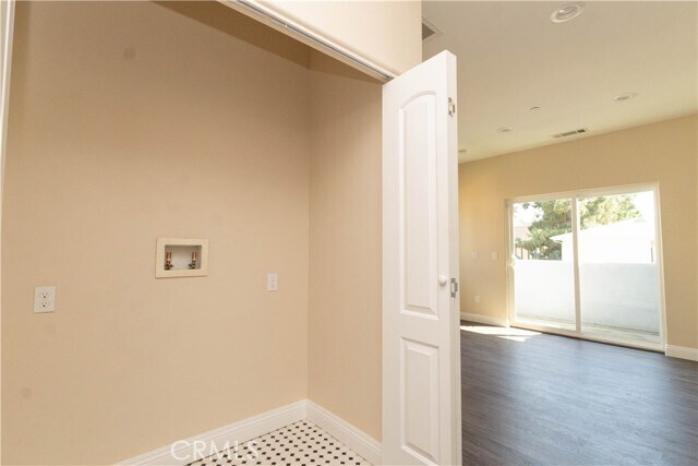 Building Photo - 9246 Cedros Ave