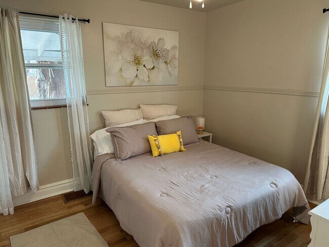 Building Photo - 2933 Ivanhoe St