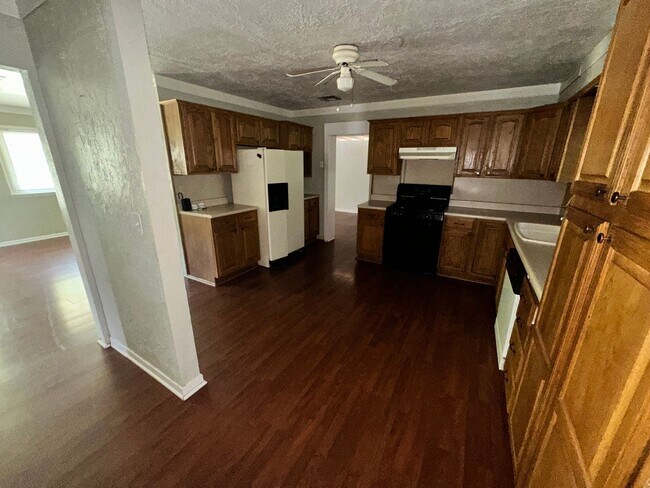Building Photo - 511 Manor Dr