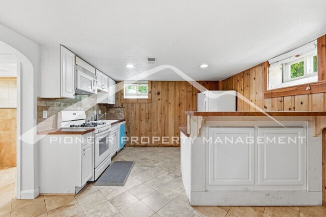 Building Photo - Stunning Home with Central AC and Fenced Yard