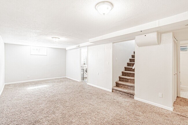 Building Photo - Exceptional 4-Bed, 2-Bath Home in Englewoo...