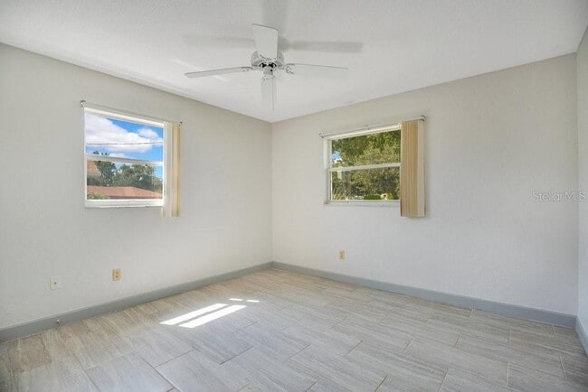 Building Photo - 1143 E Fowler Dr