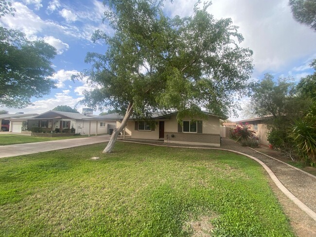 Building Photo - Charming 3 Bed/2 Bath w/Pool in Great Mesa...