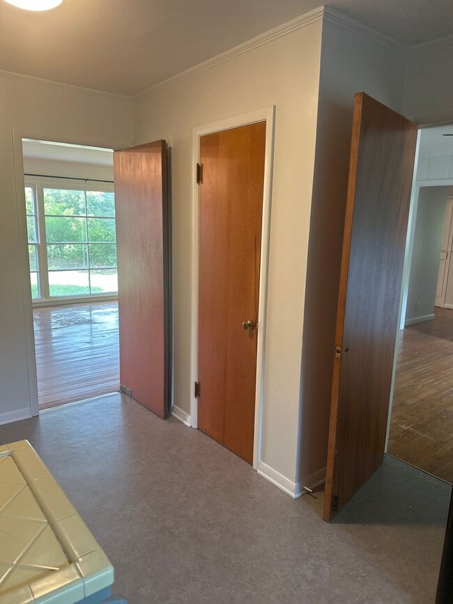 Building Photo - 3 Bedroom Cottage On Over Half Acre!