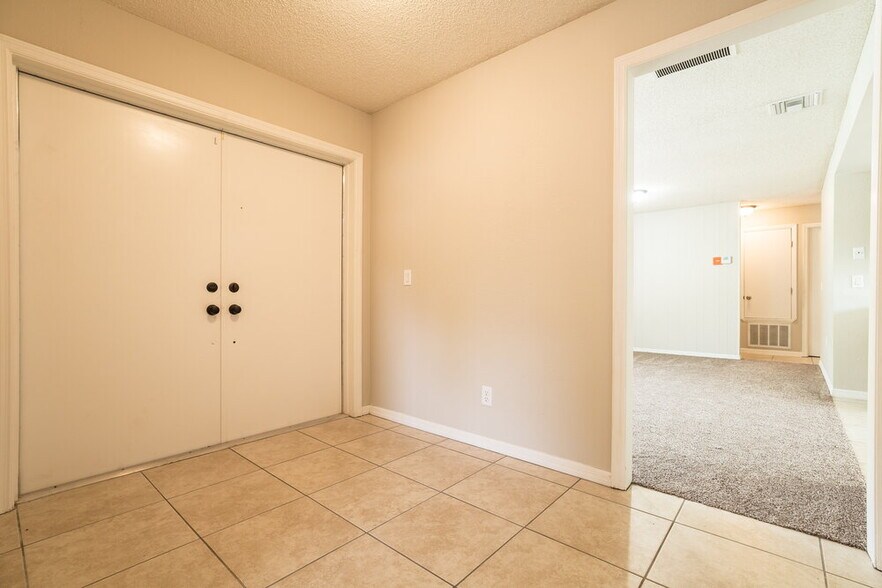 Building Photo - 8564 Cedar Cove Dr