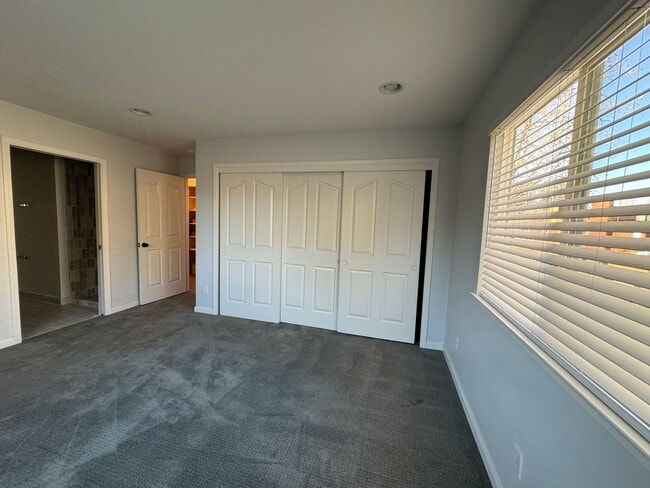 Building Photo - Beautifully Updated 3 Bed/2.5 Bath Townhom...