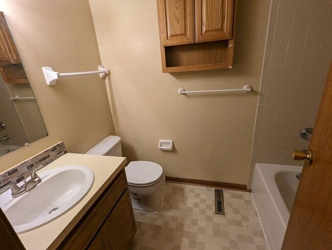 Building Photo - 5851 Meadowhurst Way