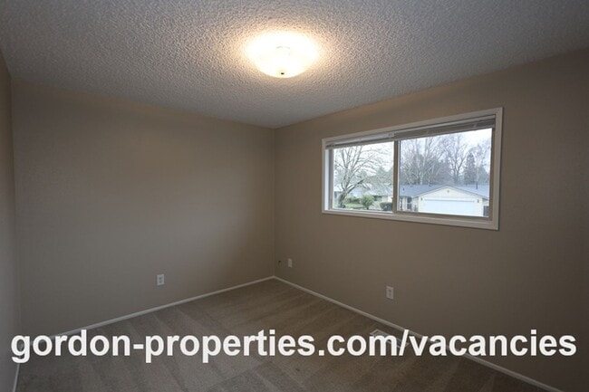 Building Photo - NE 22nd Ct - Gresham 4 bedroom split level home