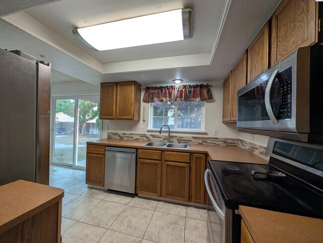 Building Photo - HALF OFF FIRST MONTH! Close to Everything!