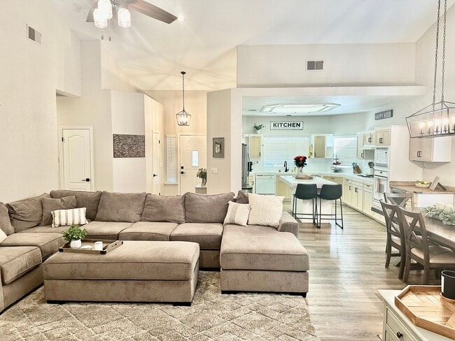 Building Photo - Updated North Fresno 3/2