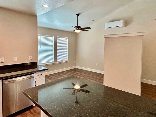 Building Photo - $1,595 Clovis Cottage,  1 Bed / 1 bath - 5th & Sunnyside Ave. / Solar Included!