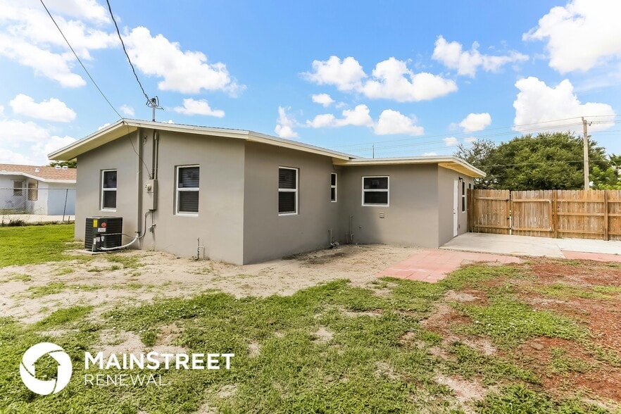 Building Photo - 402 S 12th St