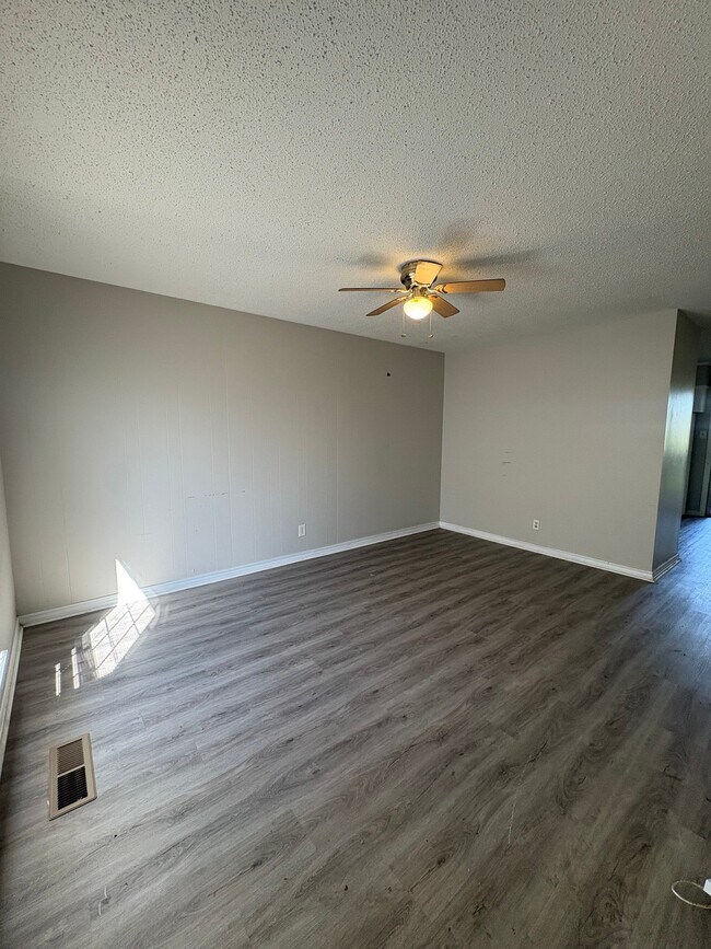 Building Photo - 1123 W Scenic Dr