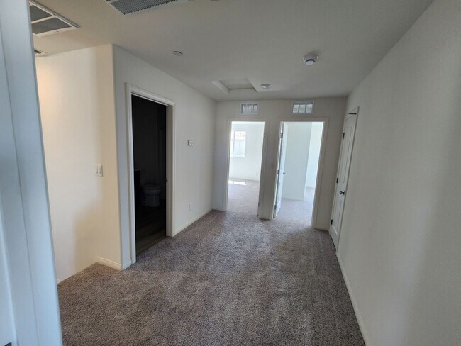 Building Photo - Gorgeous 3bed/2.5bath/2Car home located in Insirada