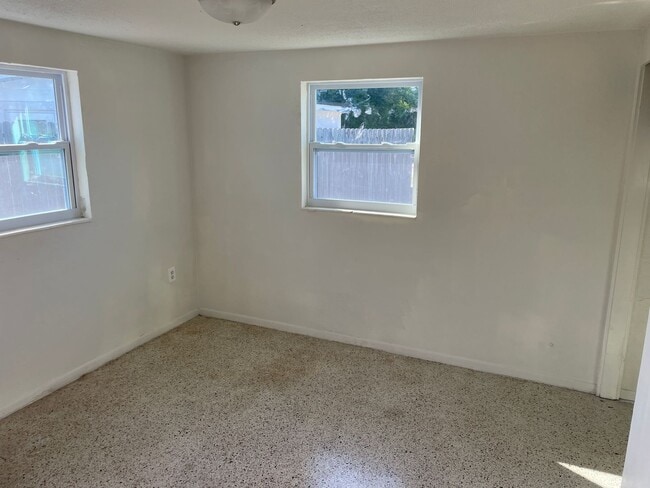Building Photo - 2/1/1 New Port Richey