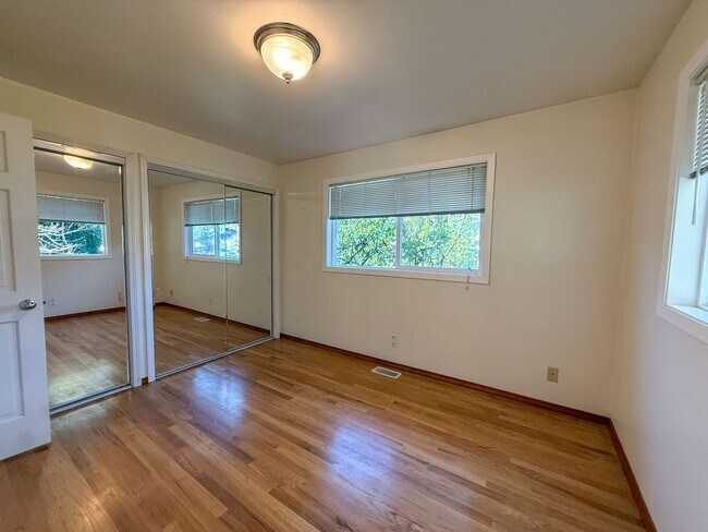 Building Photo - 3bd/1.5ba Edmonds Home