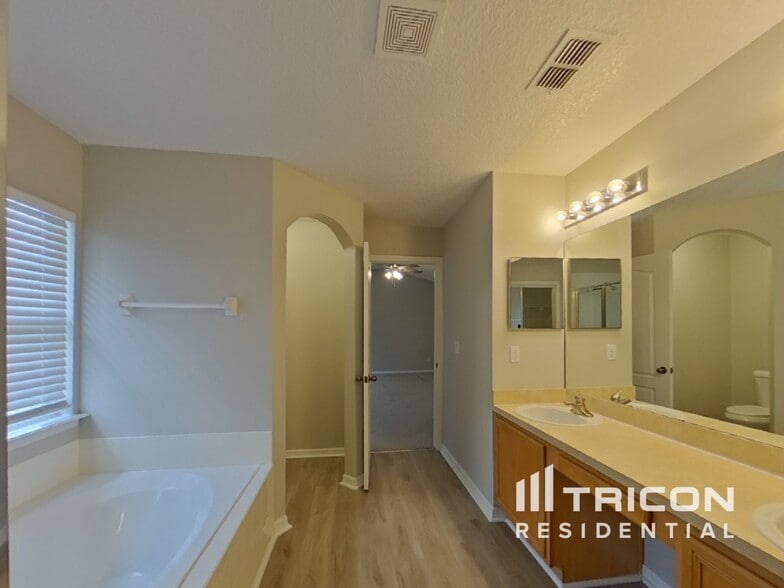 Building Photo - 3571 Live Oak Hollow Dr