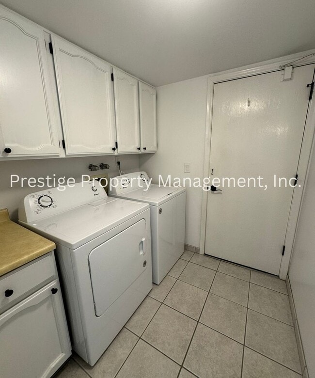 Building Photo - Beautiful Townhouse Overlooking The Golf C...