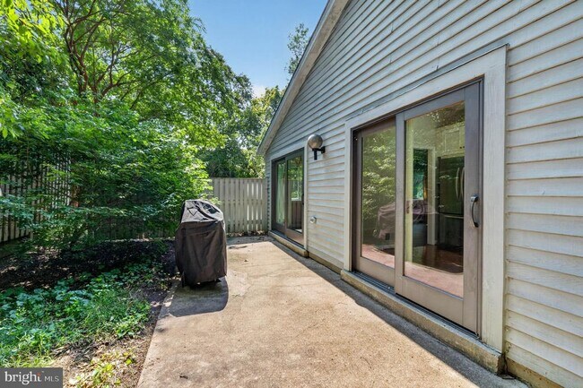 Building Photo - 6 Youngs Farm Ct