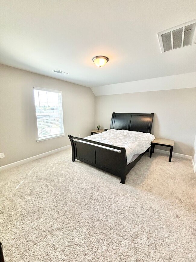 Building Photo - Pristine 3BR/3BA Home with Community Pool & Fenced Yard in Northeast Columbia! Available June 12th!