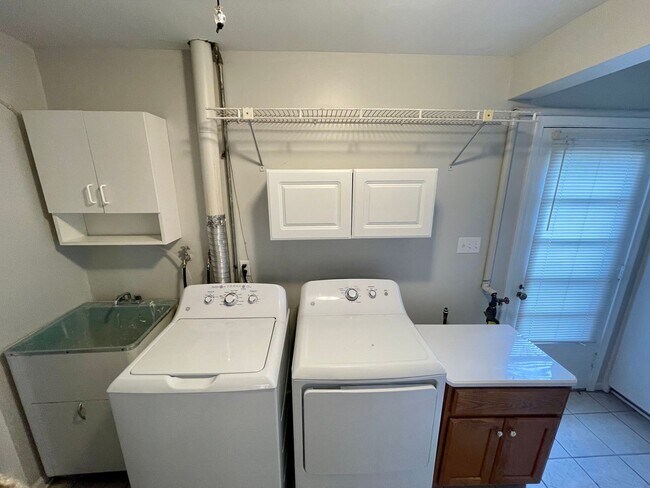 Building Photo - OFFERING ONE MONTH FREE RENT!! GORGEOUS AN...