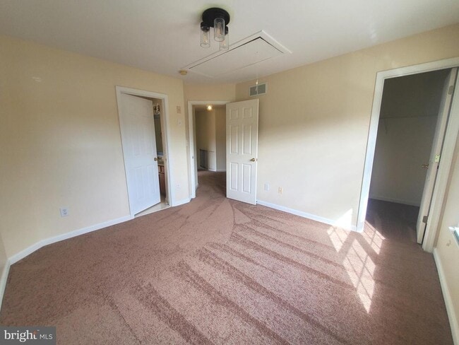 Building Photo - 5 Bandcroft Dr