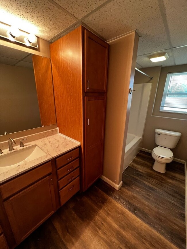 Building Photo - Bright & Beautiful 3-Bedroom Spacious, Mov...