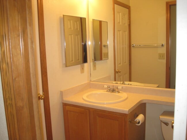 Building Photo - Near Ft Carson, 1342sf Bi-level, 3bd/2ba/2...