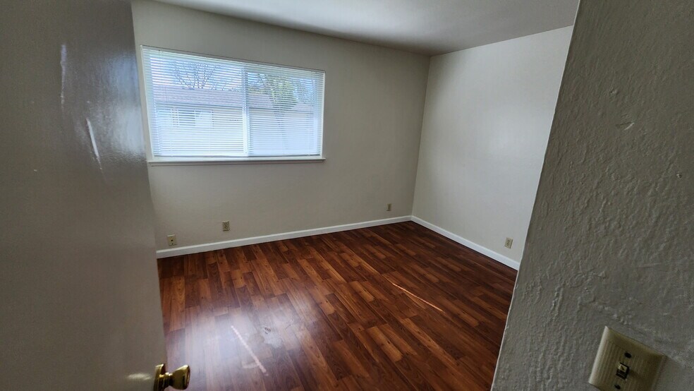 Building Photo - 4041 Park Center Ln