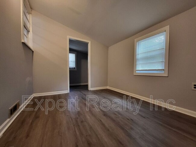 Building Photo - 203 Silver Leaf Dr