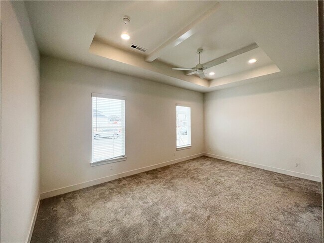 Building Photo - 6304 SW Luna Ln