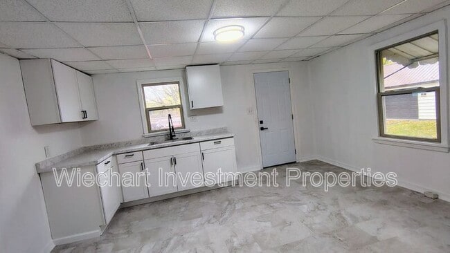 Primary Photo - 225 W Robb Ave