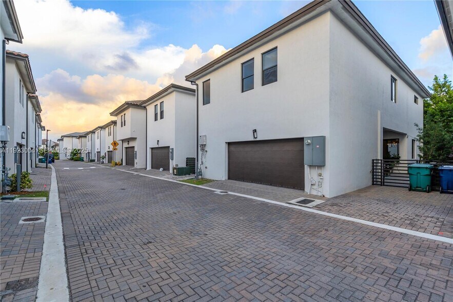 Building Photo - 4363 NW 81st Ave