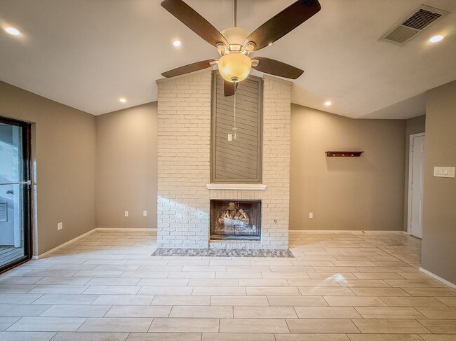 Building Photo - 3839 Dry Creek Dr