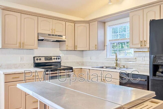 Building Photo - 28 Pine Grove Ln