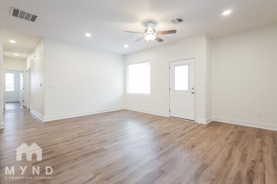 Building Photo - 5802 E Bristol Cir