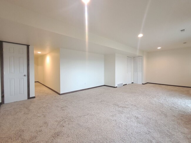 Building Photo - $2,200 -  3 Bed / 2.5 Bath Beautiful Spokane Valley House