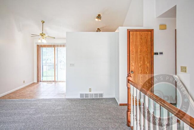 Building Photo - Spacious 3 Bedroom / 3 Bathroom Home!