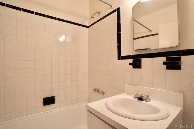 Building Photo - 2 Sadore Ln