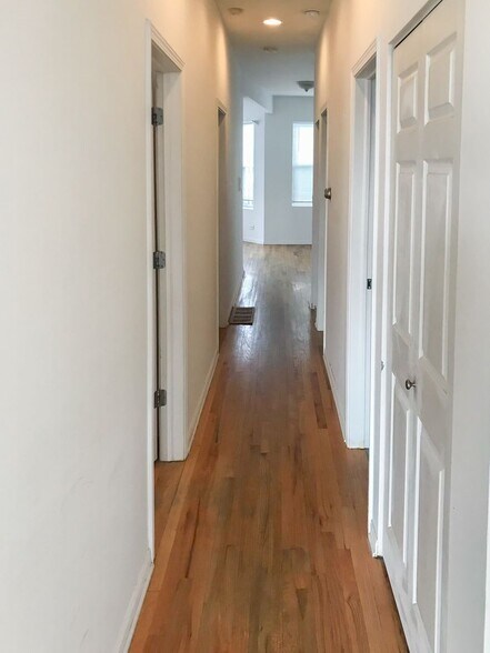 Building Photo - 1034 N Damen Ave