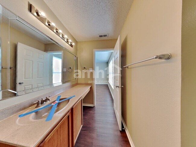 Building Photo - 10914 Cyrus Dr