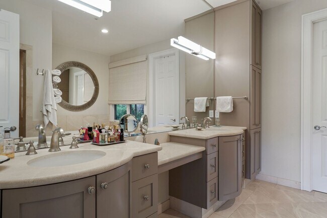 Building Photo - Stunning 4Bed/5bath Home in Kentfield