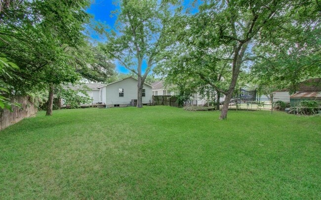 Building Photo - 834 Live Oak St