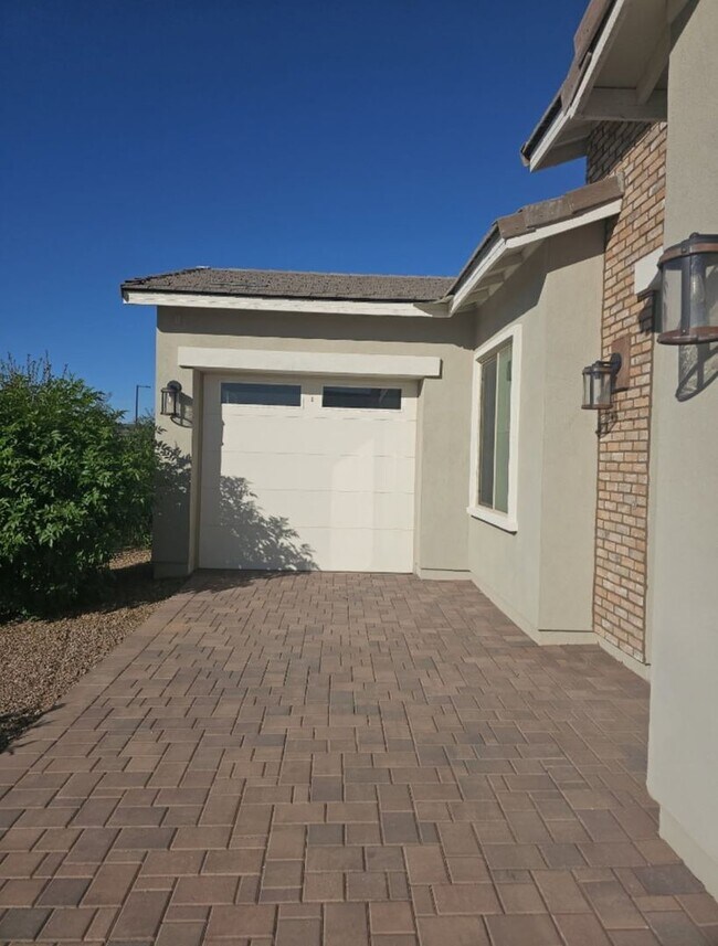 Building Photo - 5 BEDROOM 4 BATH SINGLE FAMILY HOME