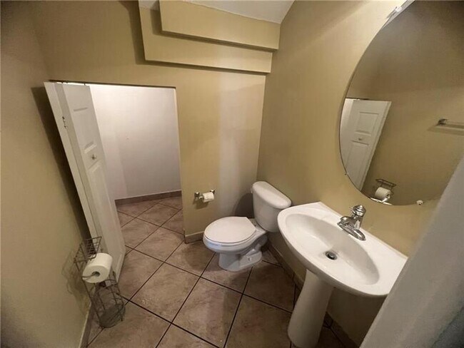 Building Photo - 6920 Julia Gardens Dr