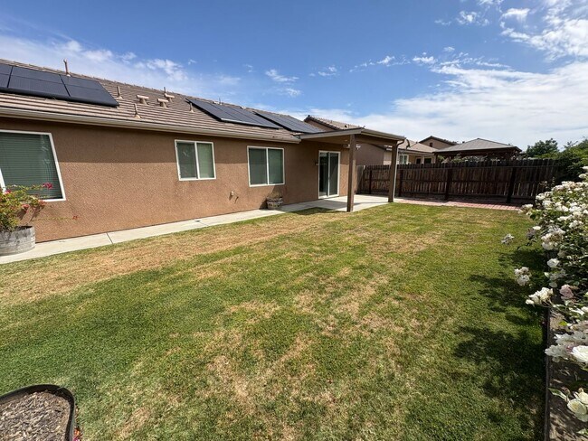 Building Photo - SE Visalia home Available Now!