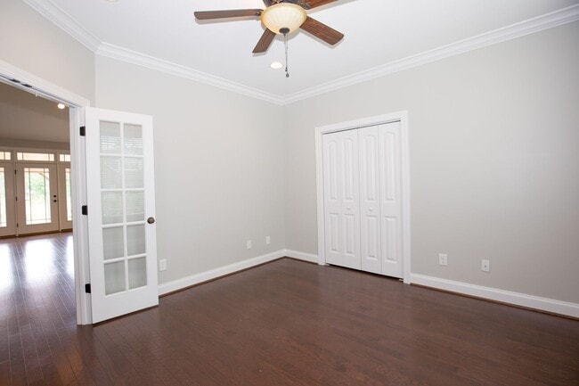 Building Photo - Woodlake Home