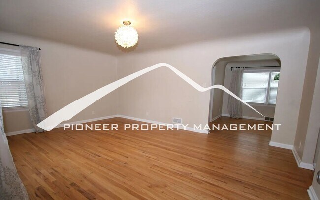 Building Photo - Adorable neighborhood, Updated Main-Level Living in Ivywild, 3BR/2BA, 1 Car Garage and Enclosed Yard